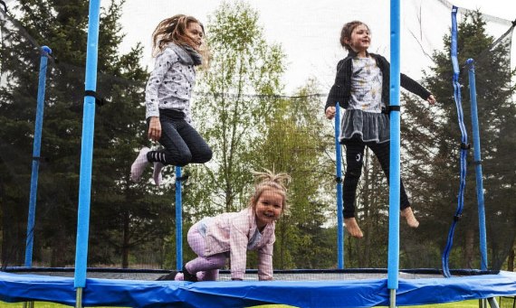 Trampoliny ogrodowe dla dzieci – na co zwrócić uwagę?