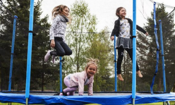 Trampoliny ogrodowe dla dzieci – na co zwrócić uwagę?